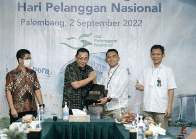Direktur Consumer Banking BNI Corina Leyla Karnalies (kanan) dan Direktur Paradise Perkasa Henry Leo dalam Mini Gathering Hari Pelanggan Nasional BNI 2022.