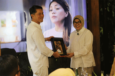 Direktur Consumer Banking BNI Corina Leyla Karnalies (kanan) dan Direktur Paradise Perkasa Henry Leo dalam Mini Gathering Hari Pelanggan Nasional BNI 2022.