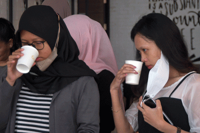 Peserta menjajal cara seduh kopi dan merias wajah ketika mengikuti Coffee Meets Beauty di Kafe EXCELSO HR Muhammad Surabaya, Jawa Timur, Sabtu (3/9/2022).
