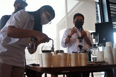 Peserta menjajal cara seduh kopi dan merias wajah ketika mengikuti Coffee Meets Beauty di Kafe EXCELSO HR Muhammad Surabaya, Jawa Timur, Sabtu (3/9/2022).