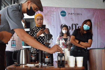 Peserta menjajal cara seduh kopi dan merias wajah ketika mengikuti Coffee Meets Beauty di Kafe EXCELSO HR Muhammad Surabaya, Jawa Timur, Sabtu (3/9/2022).
