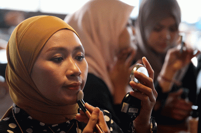 Peserta menjajal cara seduh kopi dan merias wajah ketika mengikuti Coffee Meets Beauty di Kafe EXCELSO HR Muhammad Surabaya, Jawa Timur, Sabtu (3/9/2022).