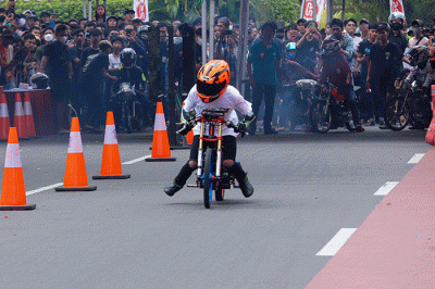 Sejumlah peserta saat mengikuti gelaran Street Race Polda Metro Jaya (PMJ) di Jalan Benyamin Sueb, Kemayoran, Jakarta Pusat, Sabtu (3/9/2022).