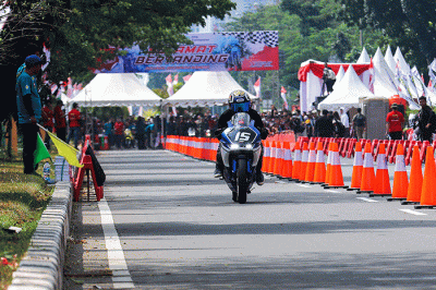 Sejumlah peserta saat mengikuti gelaran Street Race Polda Metro Jaya (PMJ) di Jalan Benyamin Sueb, Kemayoran, Jakarta Pusat, Sabtu (3/9/2022).