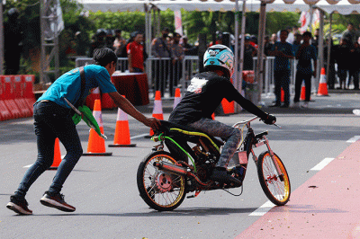 Sejumlah peserta saat mengikuti gelaran Street Race Polda Metro Jaya (PMJ) di Jalan Benyamin Sueb, Kemayoran, Jakarta Pusat, Sabtu (3/9/2022).