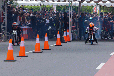 Sejumlah peserta saat mengikuti gelaran Street Race Polda Metro Jaya (PMJ) di Jalan Benyamin Sueb, Kemayoran, Jakarta Pusat, Sabtu (3/9/2022).