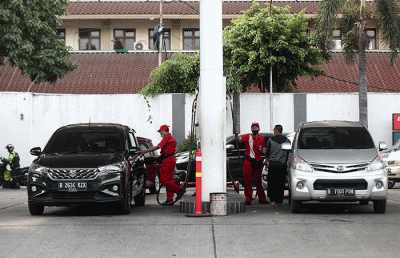 Petugas mengganti papan harga BBM di Jakarta, Sabtu (3/9/2022).
