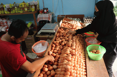 Pedagang telur melayani pembeli di kawasan Jalan Pasar Serdang Kemayoran, Jakarta, Sabtu (3/9/2022).