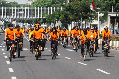 Head of Ecommerce 9to9 Fahmi Reza (kanan) melepas peserta Fun Bike di Jakarta, Minggu (4/9/2022).