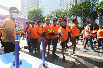 Head of Ecommerce 9to9 Fahmi Reza (kanan) melepas peserta Fun Bike di Jakarta, Minggu (4/9/2022).