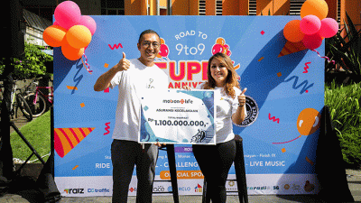 Head of Ecommerce 9to9 Fahmi Reza (kanan) melepas peserta Fun Bike di Jakarta, Minggu (4/9/2022).