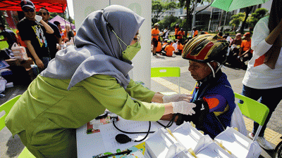 Head of Ecommerce 9to9 Fahmi Reza (kanan) melepas peserta Fun Bike di Jakarta, Minggu (4/9/2022).
