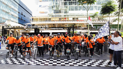 Head of Ecommerce 9to9 Fahmi Reza (kanan) melepas peserta Fun Bike di Jakarta, Minggu (4/9/2022).