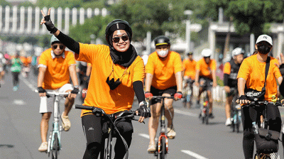 Head of Ecommerce 9to9 Fahmi Reza (kanan) melepas peserta Fun Bike di Jakarta, Minggu (4/9/2022).