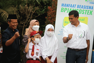 Direktur Utama BPJS Ketenagakerjaan Anggoro Eko Cahyo bertandang ke SD Negeri 19 Jakarta untuk menyerahkan santunan beasiswa pendidikan.