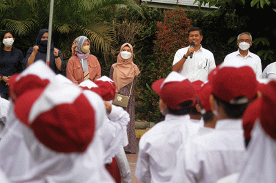 Direktur Utama BPJS Ketenagakerjaan Anggoro Eko Cahyo bertandang ke SD Negeri 19 Jakarta untuk menyerahkan santunan beasiswa pendidikan.
