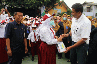 Direktur Utama BPJS Ketenagakerjaan Anggoro Eko Cahyo bertandang ke SD Negeri 19 Jakarta untuk menyerahkan santunan beasiswa pendidikan.