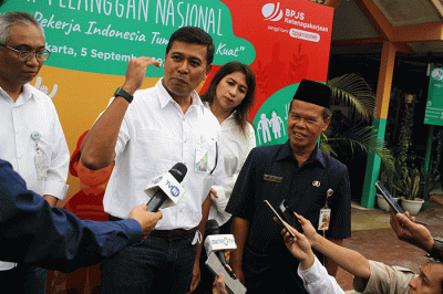 Direktur Utama BPJS Ketenagakerjaan Anggoro Eko Cahyo bertandang ke SD Negeri 19 Jakarta untuk menyerahkan santunan beasiswa pendidikan.