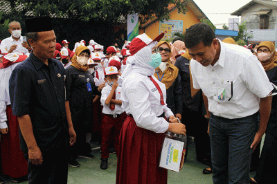 Direktur Utama BPJS Ketenagakerjaan Anggoro Eko Cahyo bertandang ke SD Negeri 19 Jakarta untuk menyerahkan santunan beasiswa pendidikan.