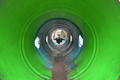 Wisatawan menikmati sejumlah wahana di Bukit Sekipan, Kalisoro, Tawangmangu, Kabupaten Karanganyar, Jawa Tengah.