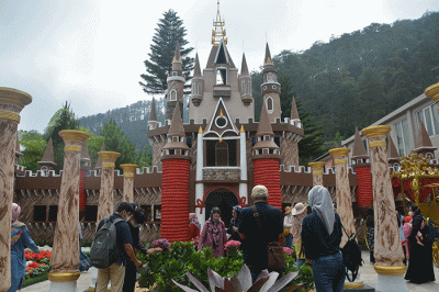 Wisatawan menikmati sejumlah wahana di Bukit Sekipan, Kalisoro, Tawangmangu, Kabupaten Karanganyar, Jawa Tengah.