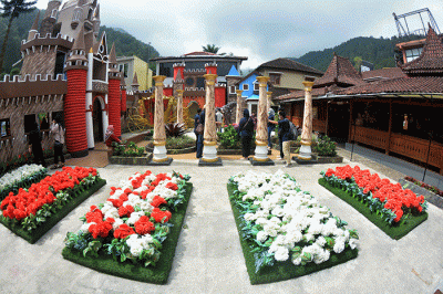 Wisatawan menikmati sejumlah wahana di Bukit Sekipan, Kalisoro, Tawangmangu, Kabupaten Karanganyar, Jawa Tengah.