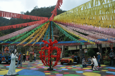 Wisatawan menikmati sejumlah wahana di Bukit Sekipan, Kalisoro, Tawangmangu, Kabupaten Karanganyar, Jawa Tengah.