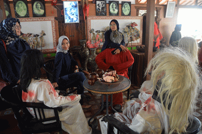 Wisatawan menikmati sejumlah wahana di Bukit Sekipan, Kalisoro, Tawangmangu, Kabupaten Karanganyar, Jawa Tengah.