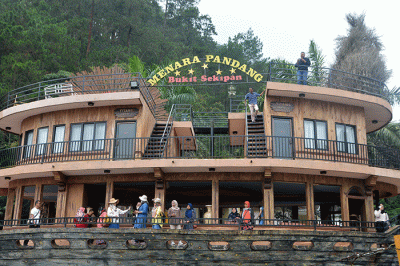 Wisatawan menikmati sejumlah wahana di Bukit Sekipan, Kalisoro, Tawangmangu, Kabupaten Karanganyar, Jawa Tengah.