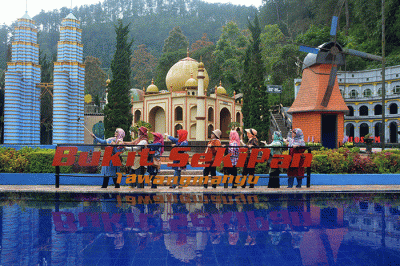 Wisatawan menikmati sejumlah wahana di Bukit Sekipan, Kalisoro, Tawangmangu, Kabupaten Karanganyar, Jawa Tengah.
