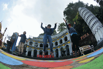 Wisatawan menikmati sejumlah wahana di Bukit Sekipan, Kalisoro, Tawangmangu, Kabupaten Karanganyar, Jawa Tengah.