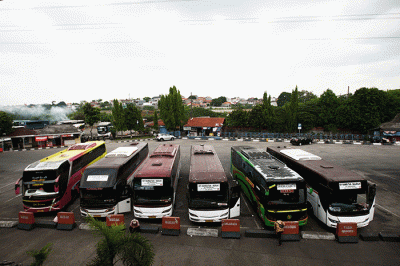 Petugas perusahaan otobus (PO) Bus AKAP saat menunggu kedatangan calon penumpang di Terminal Kampung Rambutan, Jakarta, Minggu (4/9/2022).