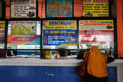 Petugas perusahaan otobus (PO) Bus AKAP saat menunggu kedatangan calon penumpang di Terminal Kampung Rambutan, Jakarta, Minggu (4/9/2022).