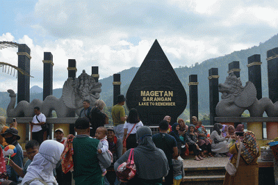 Sejumlah wisatawan menikmati objek wisata Telaga Sarangan, Plaosan, Kabupaten Magetan, Jawa Timur.