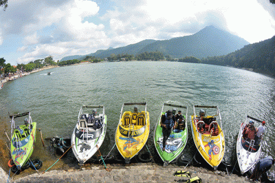 Sejumlah wisatawan menikmati objek wisata Telaga Sarangan, Plaosan, Kabupaten Magetan, Jawa Timur.