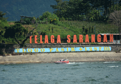 Sejumlah wisatawan menikmati objek wisata Telaga Sarangan, Plaosan, Kabupaten Magetan, Jawa Timur.