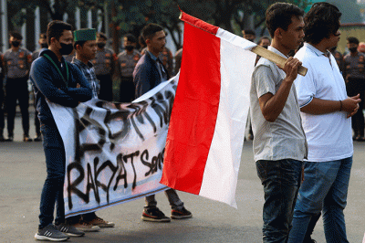Mahasiswa yang tergabung dalam Himpunan Mahasiswa Islam (HMI) Jakarta Barat menggelar aksi tolak kenaikan BBM di Gedung DPR/MPR Senayan, Jakarta.