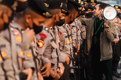 Mahasiswa yang tergabung dalam Himpunan Mahasiswa Islam (HMI) Jakarta Barat menggelar aksi tolak kenaikan BBM di Gedung DPR/MPR Senayan, Jakarta.