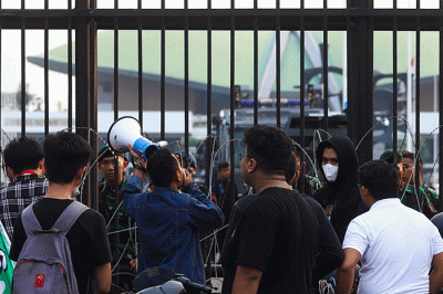Mahasiswa yang tergabung dalam Himpunan Mahasiswa Islam (HMI) Jakarta Barat menggelar aksi tolak kenaikan BBM di Gedung DPR/MPR Senayan, Jakarta.