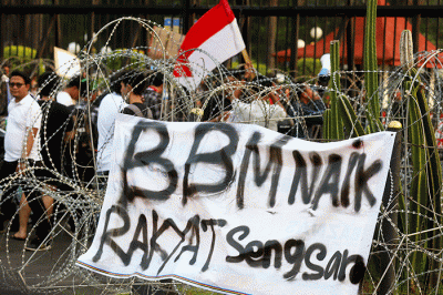 Mahasiswa yang tergabung dalam Himpunan Mahasiswa Islam (HMI) Jakarta Barat menggelar aksi tolak kenaikan BBM di Gedung DPR/MPR Senayan, Jakarta.