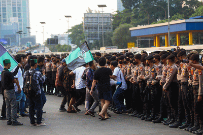 Mahasiswa yang tergabung dalam Himpunan Mahasiswa Islam (HMI) Jakarta Barat menggelar aksi tolak kenaikan BBM di Gedung DPR/MPR Senayan, Jakarta.