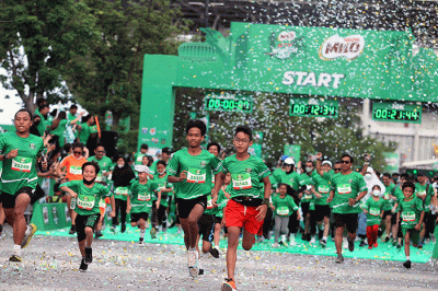 Peserta saat mengikuti gelaran lomba lari yang berlangsung di kawasan Gelora Bung Karno (GBK), Jakarta, Minggu (4/9/2022).