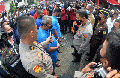 Kapolda Jateng Irjen Pol.Ahmad Luthfi menginterogasi sejumlah pelaku penimbunan dan pengoplosan bahan bakar minyak (BBM) bersubsidi.
