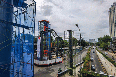 Suasana pembangunan skywalk, untuk memperlancar mobilitas dan pergantian antarmoda para penumpang kereta rel listrik dan Transjakarta.