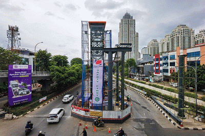 Suasana pembangunan skywalk, untuk memperlancar mobilitas dan pergantian antarmoda para penumpang kereta rel listrik dan Transjakarta.