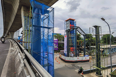 Suasana pembangunan skywalk, untuk memperlancar mobilitas dan pergantian antarmoda para penumpang kereta rel listrik dan Transjakarta.