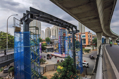 Suasana pembangunan skywalk, untuk memperlancar mobilitas dan pergantian antarmoda para penumpang kereta rel listrik dan Transjakarta.