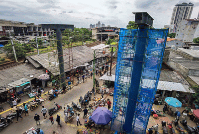 Suasana pembangunan skywalk, untuk memperlancar mobilitas dan pergantian antarmoda para penumpang kereta rel listrik dan Transjakarta.