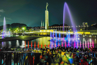 Warga memenuhi pertunjukan air mancur dengan lampu warna-warni di Taman Lapangan Banteng, Jakarta, Minggu (4/9/2022).