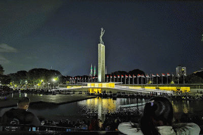 Warga memenuhi pertunjukan air mancur dengan lampu warna-warni di Taman Lapangan Banteng, Jakarta, Minggu (4/9/2022).